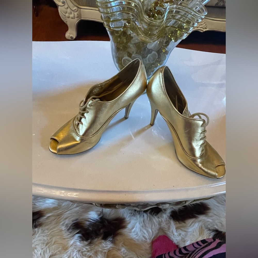 Nine West gold open toe shoe   Size 8